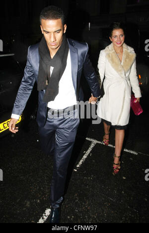 Helen Flanagan e il ragazzo Scott Sinclair lasciare il May Fair Hotel Londra Inghilterra - 13.02.11 Foto Stock