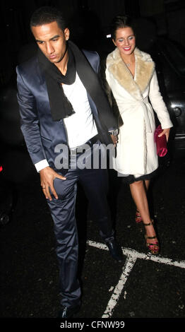 Helen Flanagan e il ragazzo Scott Sinclair lasciare il May Fair Hotel Londra Inghilterra - 13.02.11 Foto Stock