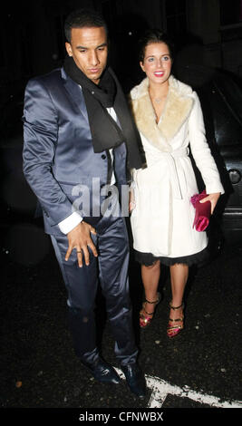 Helen Flanagan e il ragazzo Scott Sinclair lasciare il May Fair Hotel Londra Inghilterra - 13.02.11 Foto Stock