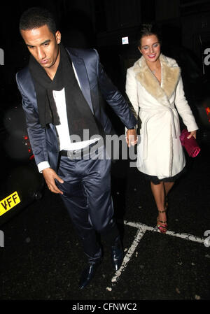 Helen Flanagan e il ragazzo Scott Sinclair lasciare il May Fair Hotel Londra Inghilterra - 13.02.11 Foto Stock