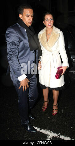 Helen Flanagan e il ragazzo Scott Sinclair lasciare il May Fair Hotel Londra Inghilterra - 13.02.11 Foto Stock