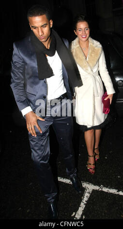 Helen Flanagan e il ragazzo Scott Sinclair lasciare il May Fair Hotel Londra Inghilterra - 13.02.11 Foto Stock