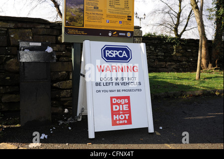 RSPCA avviso circa lasciando cani essendo lasciato in auto o veicoli in un parcheggio nel distretto del lago a Ambleside Regno Unito Foto Stock