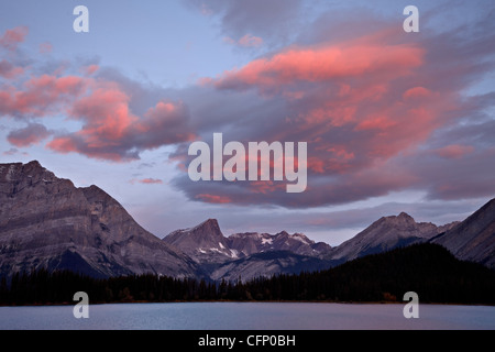 Rosso di nuvole a sunrise, Alberta, Canada, America del Nord Foto Stock