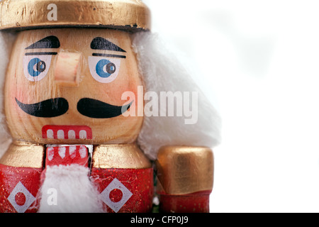 Close up di un tradizionale Natale schiaccianoci indossando un vecchio stile militare uniforme Foto Stock