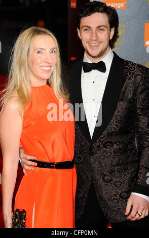 Sam Taylor Wood e Aaron Johnson Orange British Academy Film Awards (BAFTAs) presso la Royal Opera House - Arrivi. Londra, Inghilterra - 13.02.11 Foto Stock