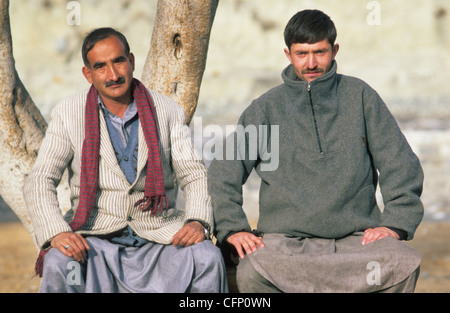 Ritratto di due uomini pakistani in Karimabad, Hunza Valley, Pakistan. Foto Stock