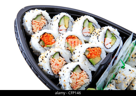 Stile giapponese Sushi barca con una varietà di rotoli di sushi in un contenitore di plastica per estrarre Foto Stock