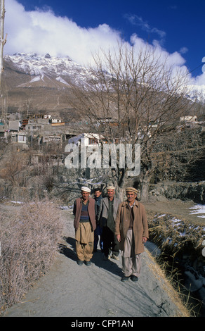 Ritratto di un gruppo di uomini pakistano con il villaggio di Karimabad in background in Hunza Valley, Pakistan Foto Stock