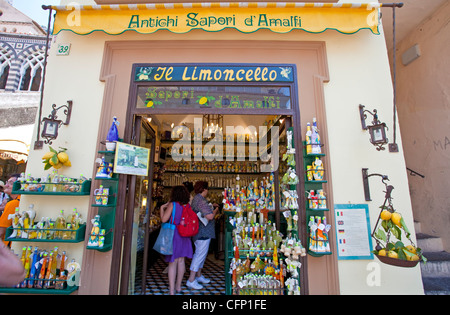 Il Limoncello, liquore di limone shop in Piazza Flavio Gioia, Amalfi Costiera Amalfitana, sito Patrimonio Mondiale dell'Unesco, Campania, Italia, mare Mediterraneo, Europa Foto Stock