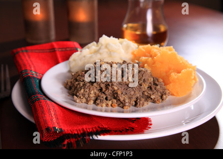 Cena tradizionale scozzese Haggis con cena notturna di Neeps e Tatties Robert Burns Celebrazione per il compleanno dei Poeti Scozzesi il 25 Gennaio. Foto Stock