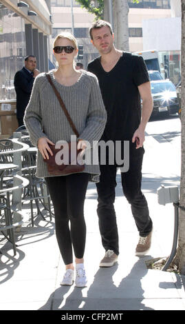 Jaime King e il marito Kyle Newman visitando un centro medico di Beverly Hills Los Angeles, California - 14.02.11 Foto Stock