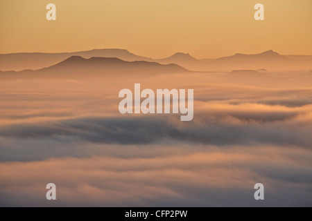 Lo strato di cloud all'alba, Mountain Zebra National Park, Sud Africa e Africa Foto Stock