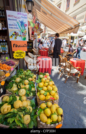 Negozio specializzato,i limoni, liquore, coffee shop, villaggio Amalfi Costiera Amalfitana, sito Patrimonio Mondiale dell'Unesco, Campania, Italia, mare Mediterraneo, Europa Foto Stock