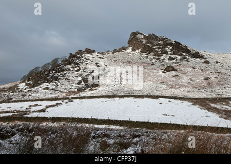 Snowy nuvoloso Roaches inverni di mattina, Parco Nazionale di Peak District, England, Regno Unito Foto Stock