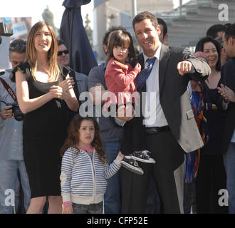 Adam Sandler con sua moglie Jackie e figlie Sadie e Sunny Adam Sandler è onorato sulla Hollywood Walk of Fame e riceve la sua stella nel corso di una cerimonia speciale a Hollywood. Los Angeles, California - 01.02.11 Foto Stock