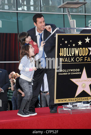 Adam Sandler con le sue figlie Sadie e Sunny Adam Sandler è onorato sulla Hollywood Walk of Fame e riceve la sua stella nel corso di una cerimonia speciale a Hollywood. Los Angeles, California - 01.02.11 Foto Stock