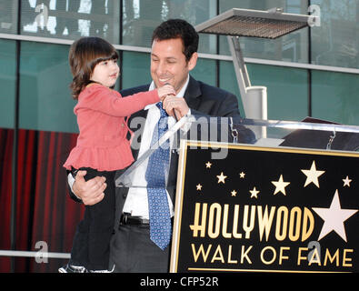 Adam Sandler con sua figlia Sunny Adam Sandler è onorato sulla Hollywood Walk of Fame e riceve la sua stella nel corso di una cerimonia speciale a Hollywood. Los Angeles, California - 01.02.11 Foto Stock