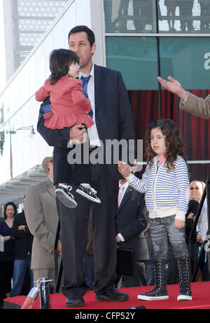 Adam Sandler con le sue figlie Sadie e Sunny Adam Sandler è onorato sulla Hollywood Walk of Fame e riceve la sua stella nel corso di una cerimonia speciale a Hollywood. Los Angeles, California - 01.02.11 Foto Stock