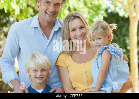 Famiglia insieme all'aperto, ritratto Foto Stock