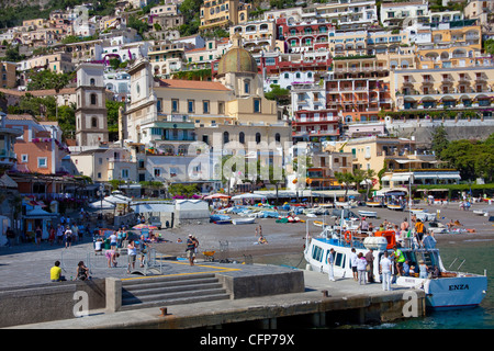 Spiaggia e del villaggio, Positano in costiera amalfitana, sito Patrimonio Mondiale dell'Unesco, Campania, Italia, mare Mediterraneo, Europa Foto Stock