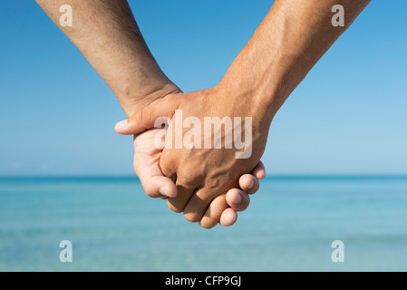 Due uomini che tengono le mani, ritagliato Foto Stock