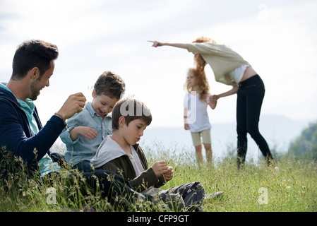 Famiglia di trascorrere del tempo insieme all'aperto Foto Stock