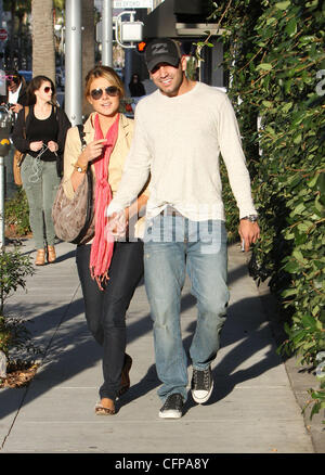 Ali Fedotowsky e Roberto Martinez camminando in Beverly Hills andando a un parrucchiere Loa Angeles, California - 04.02.11 Foto Stock