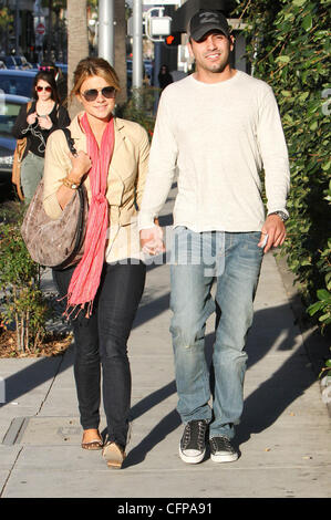 Ali Fedotowsky e Roberto Martinez camminando in Beverly Hills andando a un parrucchiere Loa Angeles, California - 04.02.11 Foto Stock