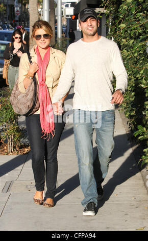 Ali Fedotowsky e Roberto Martinez camminando in Beverly Hills andando a un parrucchiere Loa Angeles, California - 04.02.11 Foto Stock