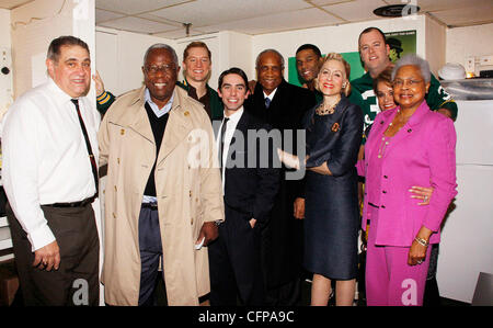 Dan Lauria, Hank Aaron, Thomas Kail, Bill Dawes, Keith Nobbs, Frank Robinson, Robert Christopher Riley, Judith Luce, Chris Sullivan, la sig.ra Aronne e la sig.ra Robinson leggendario i giocatori di baseball Hank Aaron e Frank Robinson visita il cast del Broadway prod Foto Stock