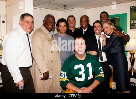 Dan Lauria, Hank Aaron, Thomas Kail, Bill Dawes, Chris Sullivan, Frank Robinson, Keith Nobbs, Robert Christopher Riley e Judith luce leggendaria i giocatori di baseball Hank Aaron e Frank Robinson visita il calco della produzione di Broadway di 'Lombardi' a th Foto Stock