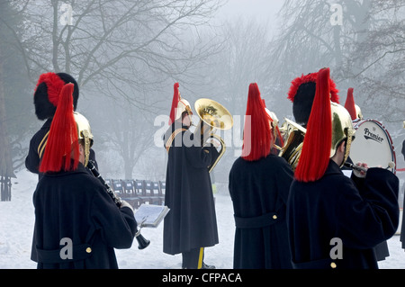 Musicisti della Heavy Cavallry e della Cambrai Band Royal Salute In inverno Museum Gardens York North Yorkshire Inghilterra UK United Regno Unito Gran Bretagna Foto Stock