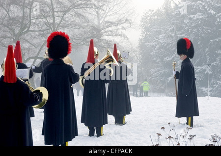 Musicisti della Heavy Cavallry e della Cambrai Band Royal Salute In inverno Museum Gardens York North Yorkshire Inghilterra UK United Regno Unito Gran Bretagna Foto Stock