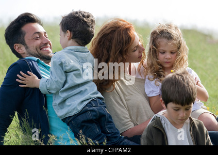 Famiglia di trascorrere del tempo insieme all'aperto Foto Stock