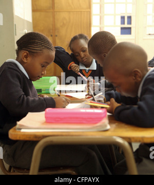 Ai partecipanti di fare il lavoro in classe a una community school di Johannesburg; Gauteng Provincia; Sud Africa. Foto di Watson Mcoteli Z Foto Stock