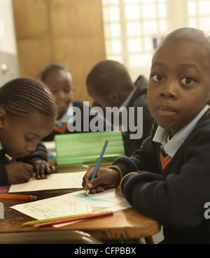 Ai partecipanti di fare il lavoro in classe a una community school di Johannesburg; Gauteng Provincia; Sud Africa. Foto di Watson Mcoteli Z Foto Stock