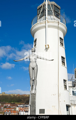 Figura del Diving Belle accanto al faro in inverno Scarborough North Yorkshire Inghilterra Regno Unito GB Gran Bretagna Foto Stock