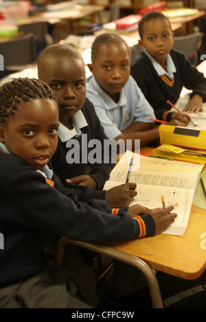 Ai partecipanti di fare il lavoro in classe a una community school di Johannesburg; Gauteng Provincia; Sud Africa. Foto di Watson Mcoteli Z Foto Stock
