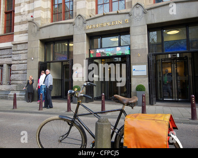 Beursplein 5 la Amsterdam NYSE stock exchange con stock ticker Biciclette parcheggiate e persone in chat Foto Stock