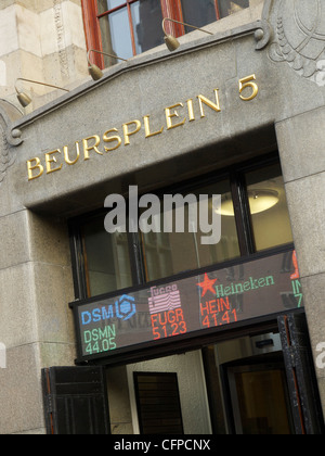 Beursplein 5 la Amsterdam NYSE stock exchange con stock ticker mostra DSM Fugro e Heineken condividono i prezzi Foto Stock