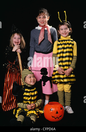 Quattro ragazze in costume di Halloween sorridono alla telecamera. Annata ,1991,1990s 90s Foto Stock