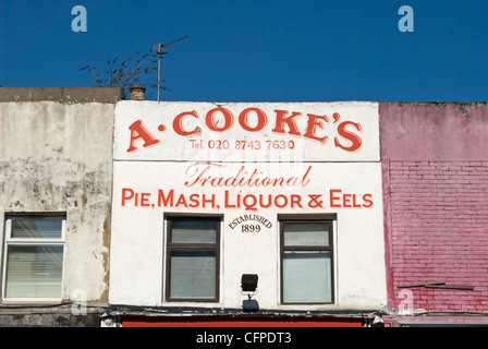 Piano superiore facciata di un.cooke pie e mash shop, shepherds bush, Londra, Inghilterra Foto Stock