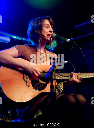 Emma immaginazione aka Emma Gillespie effettuando in corrispondenza di HMV next big thing presso il garage. Londra, Inghilterra - 06.02.11 obbligatorio di credito: WENN.com Foto Stock