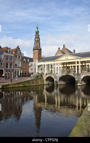 Storico ponte vecchio centro di Leiden, Paesi Bassi, Europa Foto Stock