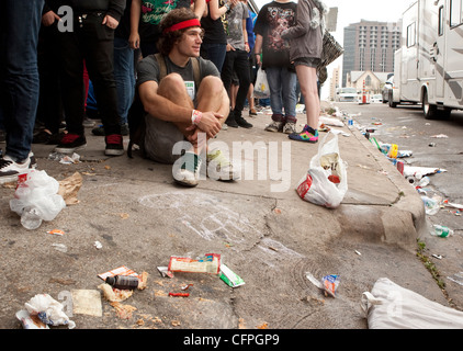 Cumuli di rifiuti a sinistra sulla strada da parte dei partecipanti di SXSW Music Festival di Austin in Texas che porta in migliaia di amanti della musica Foto Stock