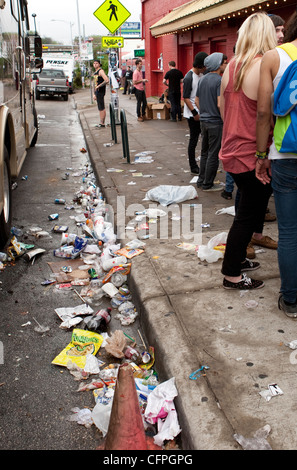 Cumuli di rifiuti a sinistra sulla strada da parte dei partecipanti di SXSW Music Festival di Austin in Texas che porta in migliaia di amanti della musica Foto Stock