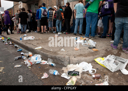 Cumuli di rifiuti a sinistra sulla strada da parte dei partecipanti di SXSW Music Festival di Austin in Texas che porta in migliaia di amanti della musica Foto Stock