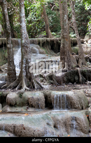 Dopo la stagione delle piogge, il tiered Erawan cascata (Kanchanaburi-Thailand). La Cascade à rebonds d'Erawan (Kanchanaburi). Foto Stock