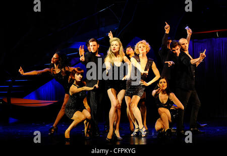 Cast di 'Szappatrici' eseguire sul palco del Peacock Theatre. Londra, Inghilterra - 09.02.11 Foto Stock